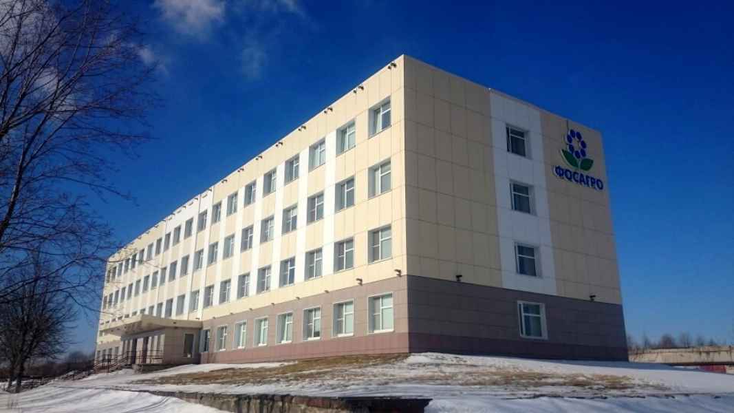 Вентилируемый фасад с облицовкой керамогранитом на административном здании АО "ФосАгро-Череповец"
